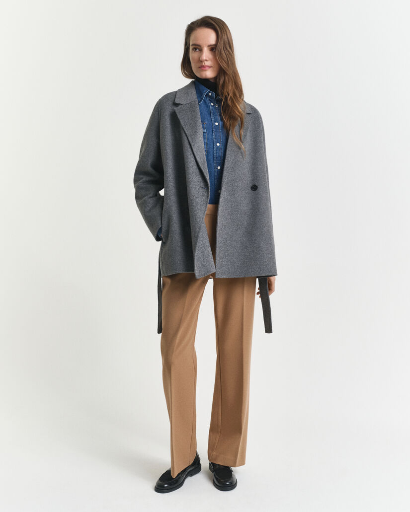 Håndsyet jakke med bælte