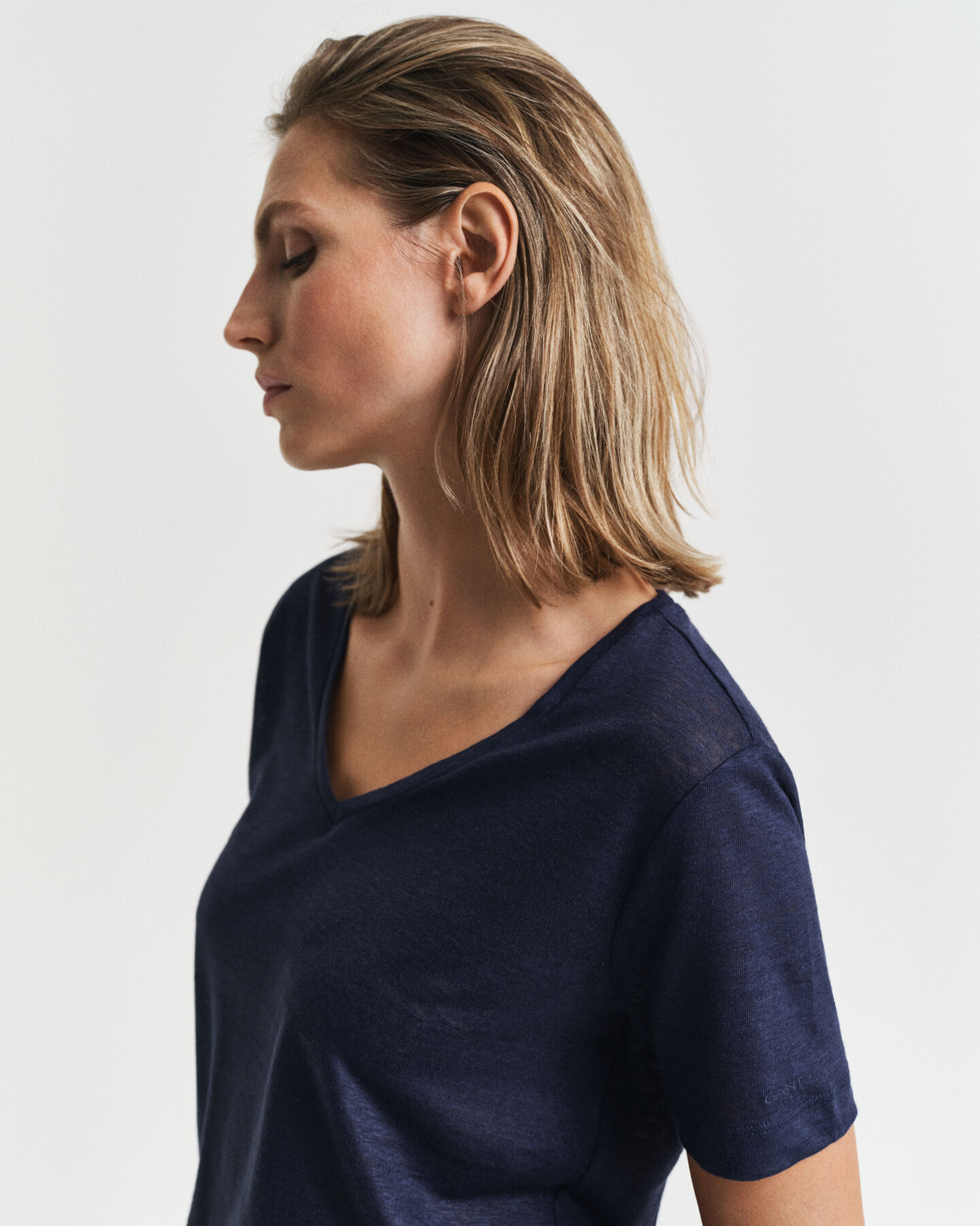 T-shirt af h&oslash;r med V-hals