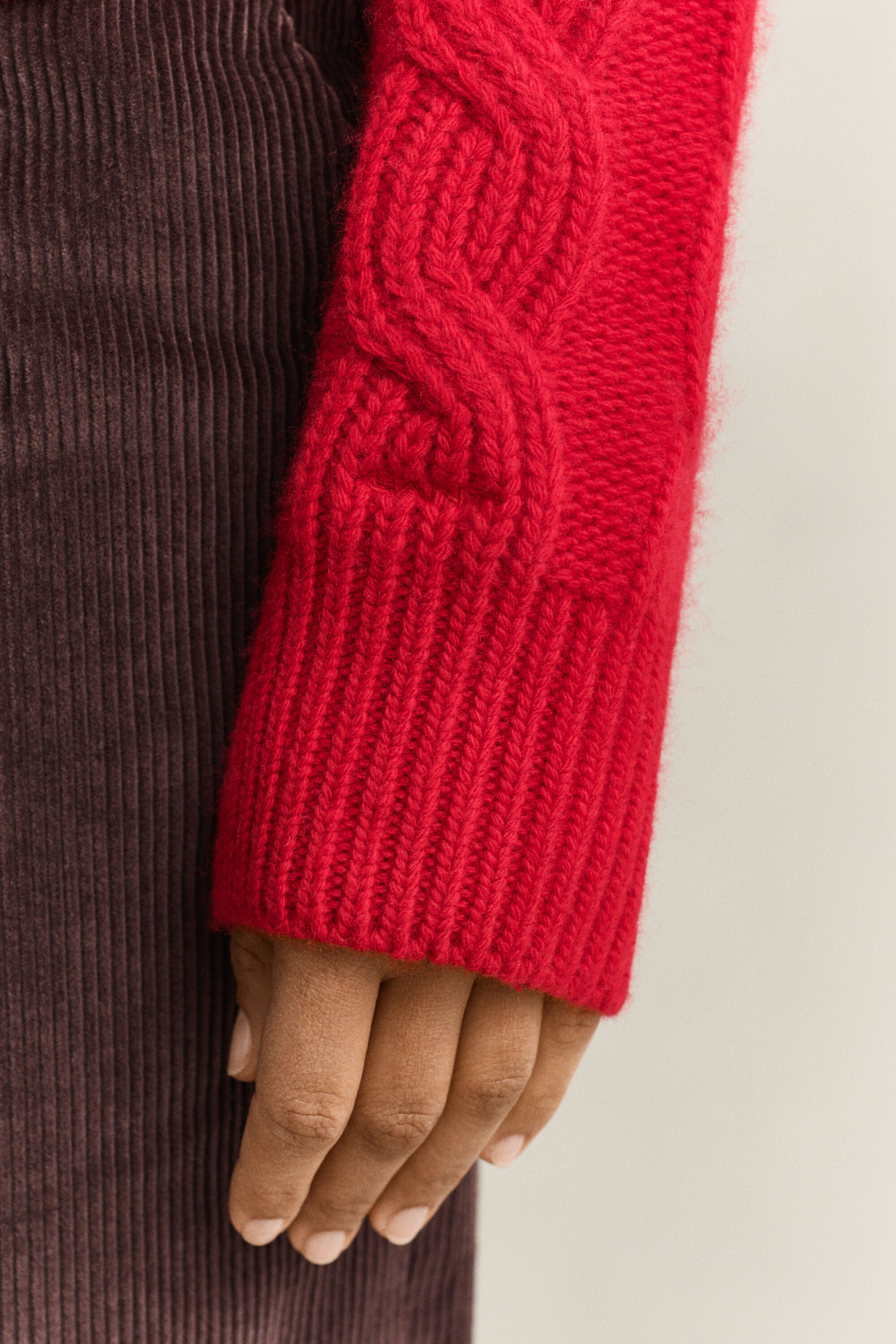 Kabelstrikket sweater i uldblanding