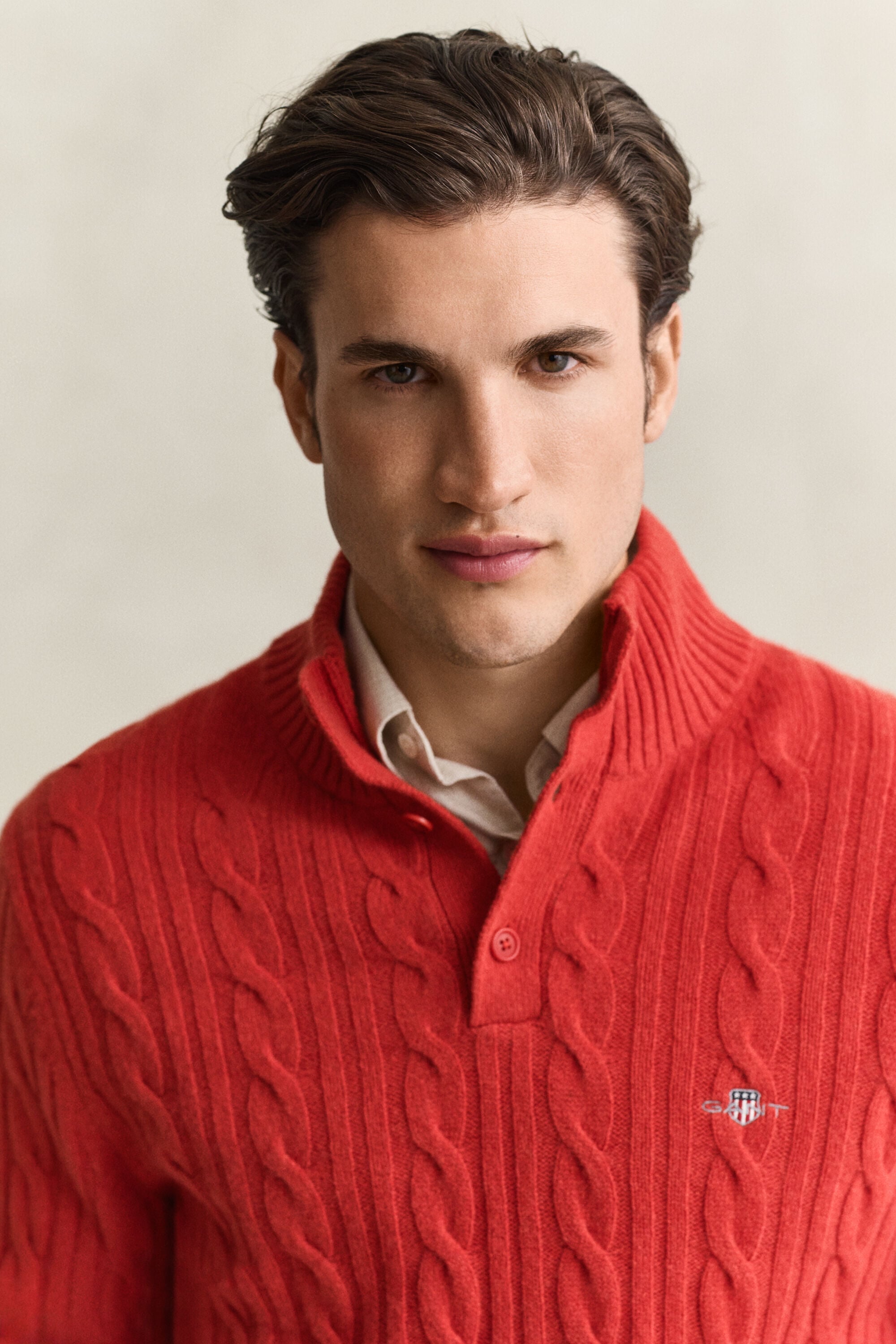 Kabelstrikket sweater med halv knaplukning i lammeuld