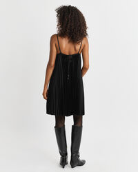 Plisseret mini satin-kjole med stropper