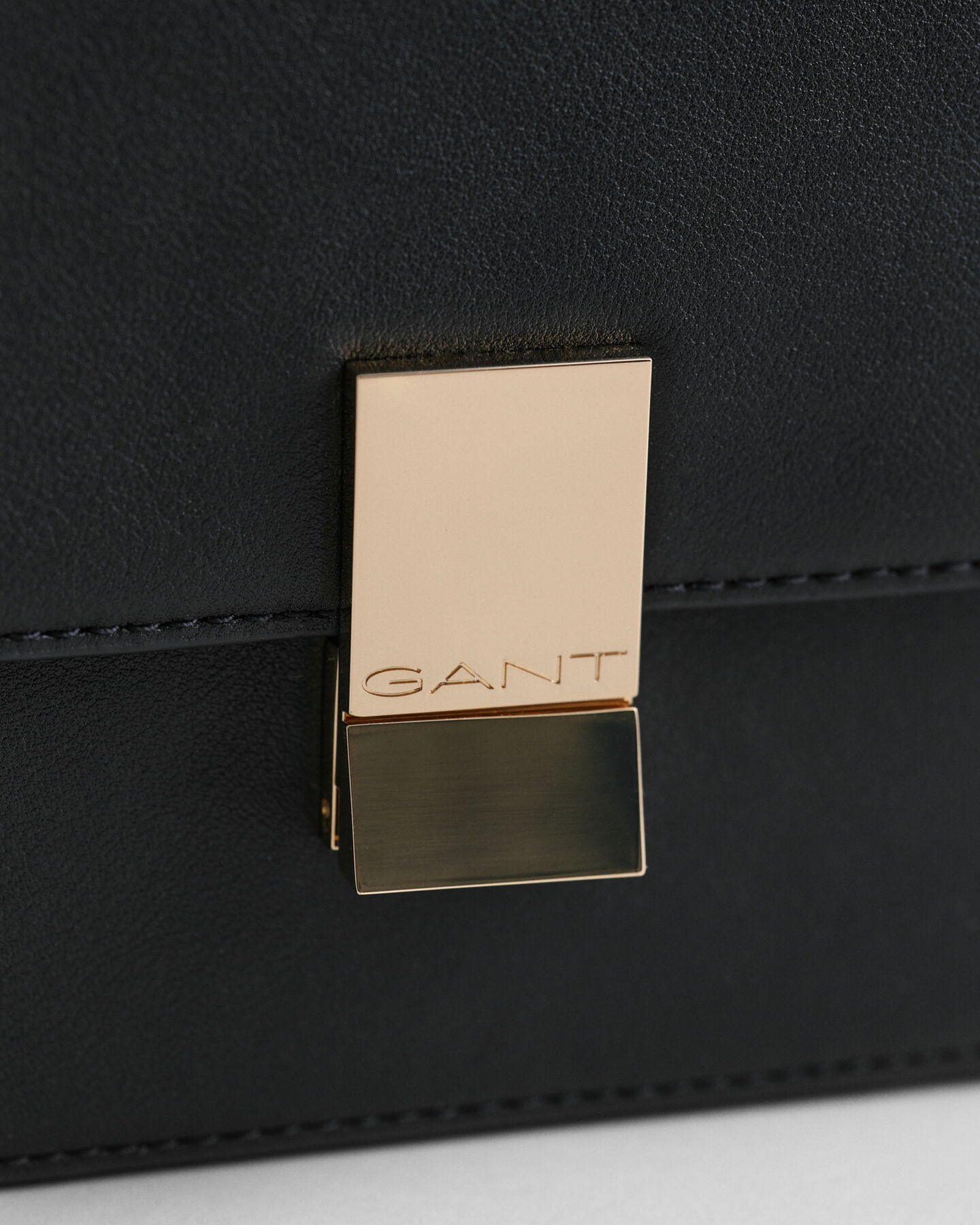 Skuldertaske af læder