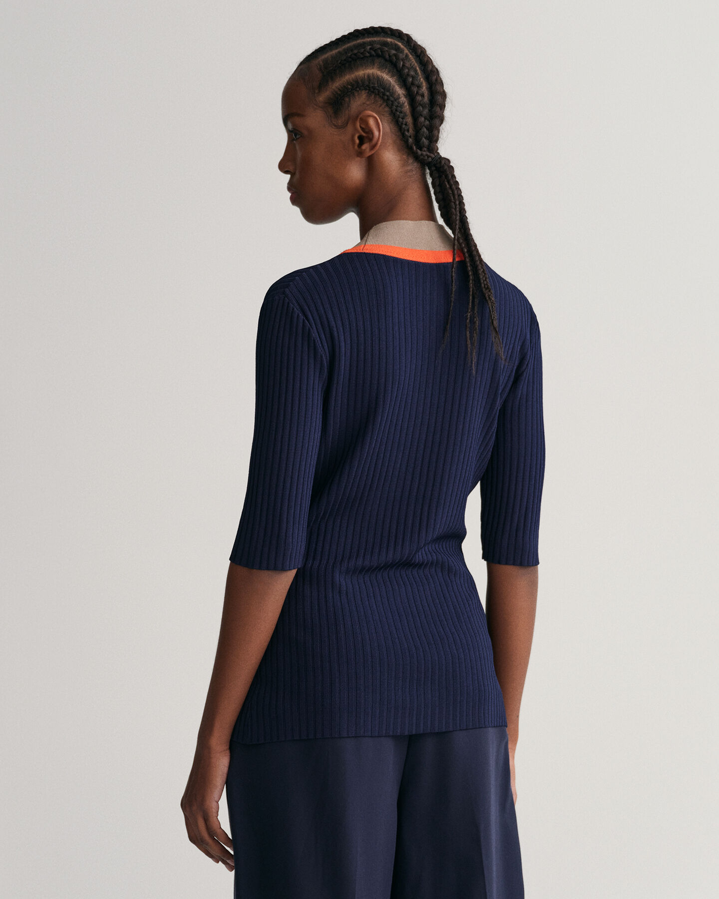 Ribstrikket top med V-hals