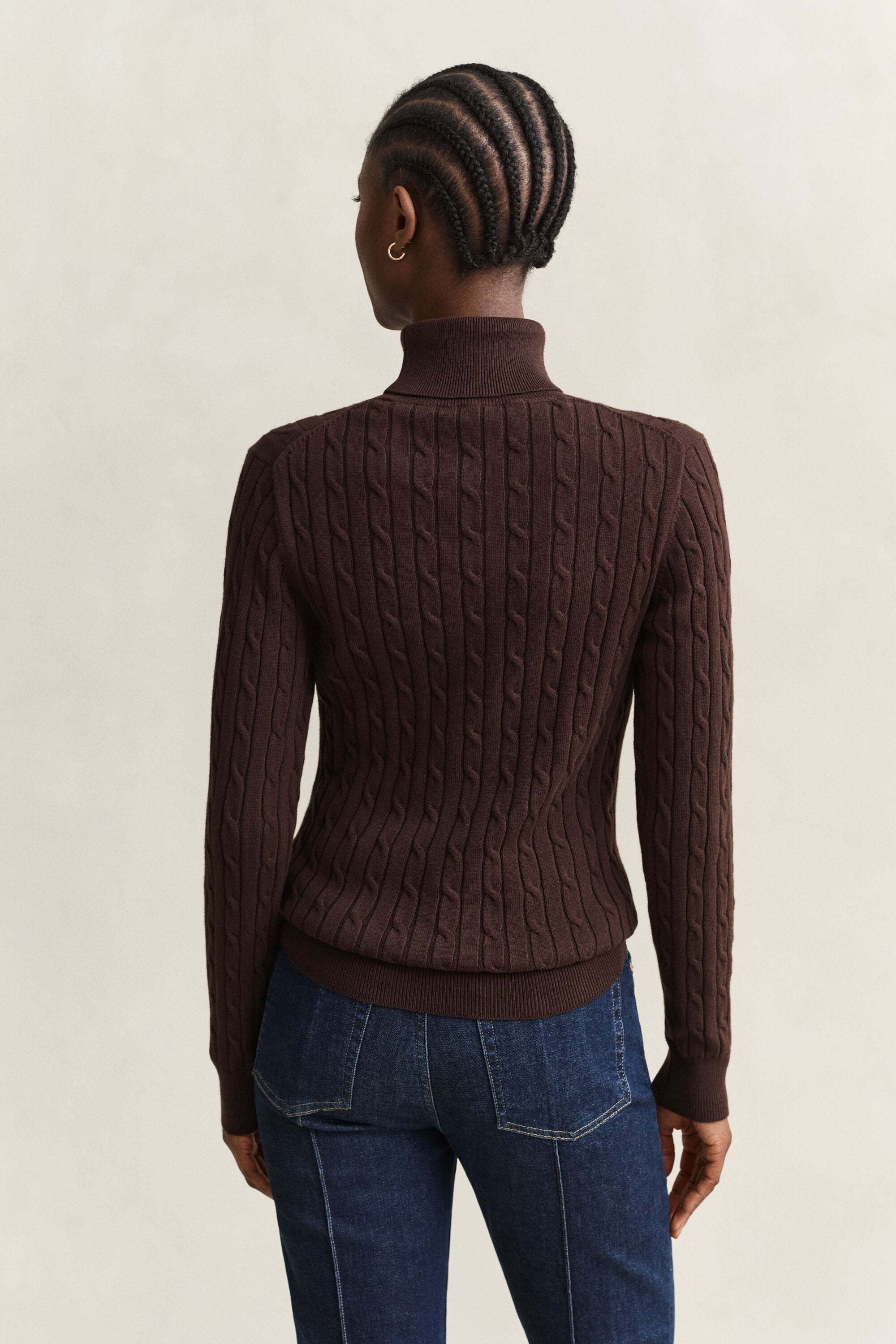 Kabelstrikket sweater af strækbomuld med rullekrave