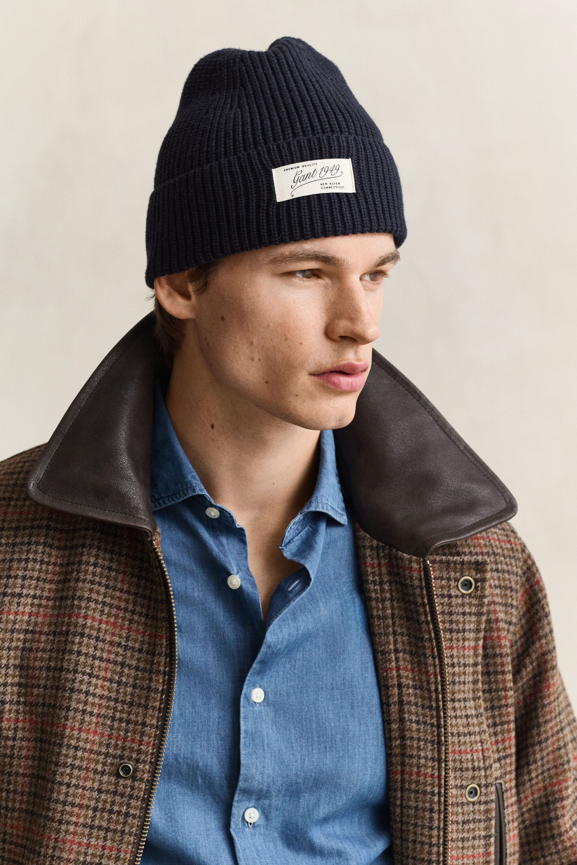 Ribstrikket beanie med logo