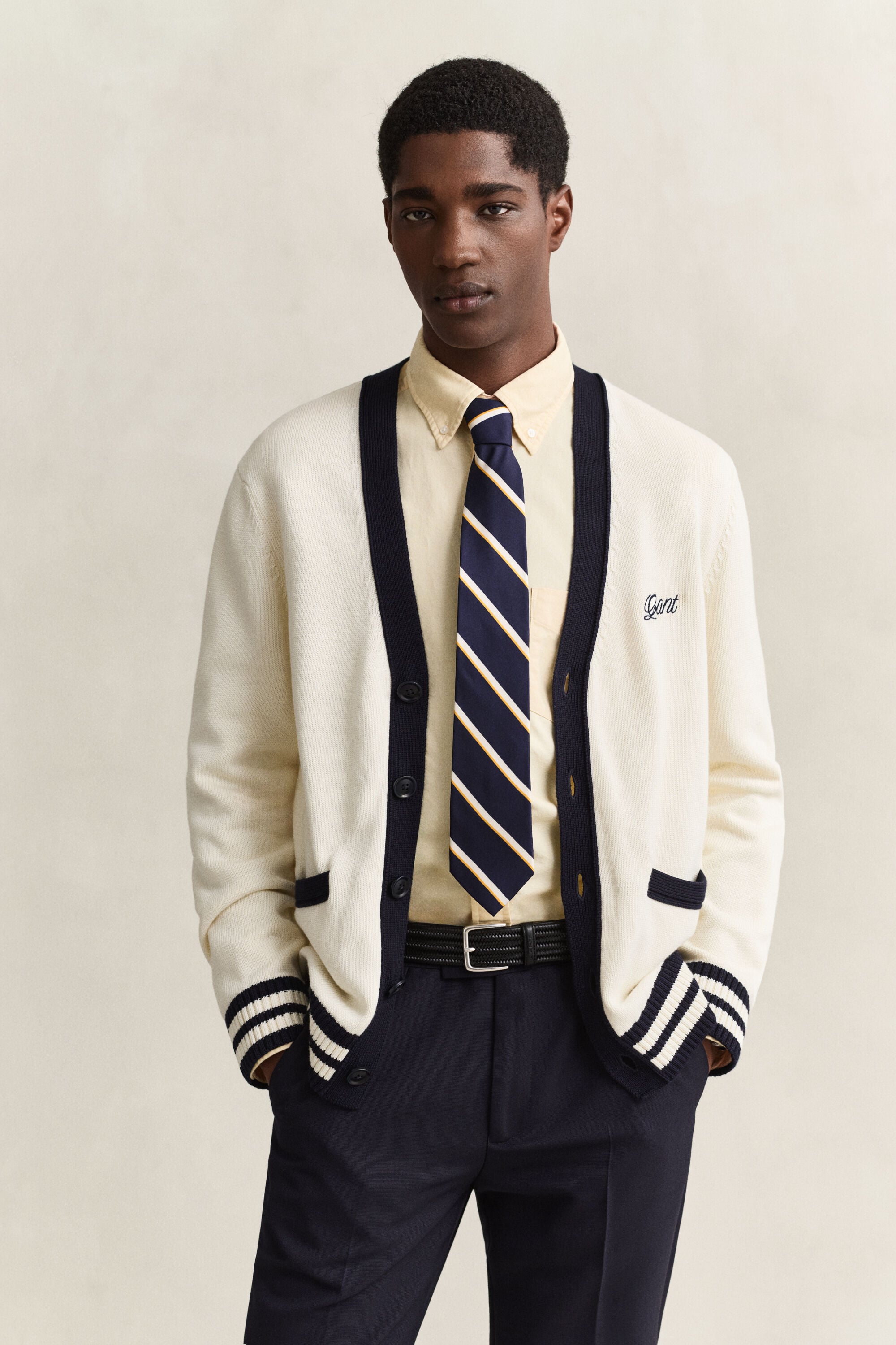 Cardigan med knapper og V-hals