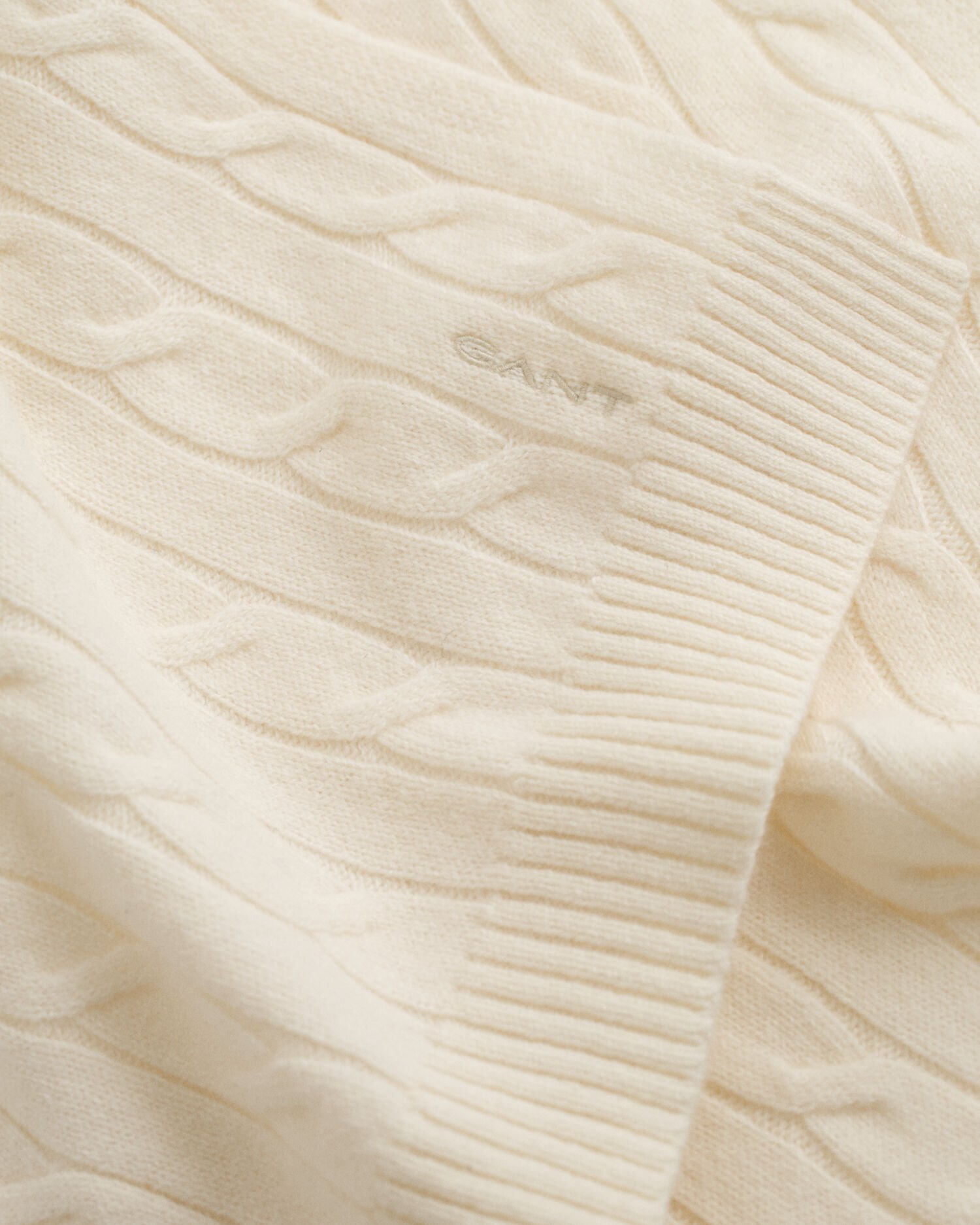 Kabelstrikket halstørklæde i uld