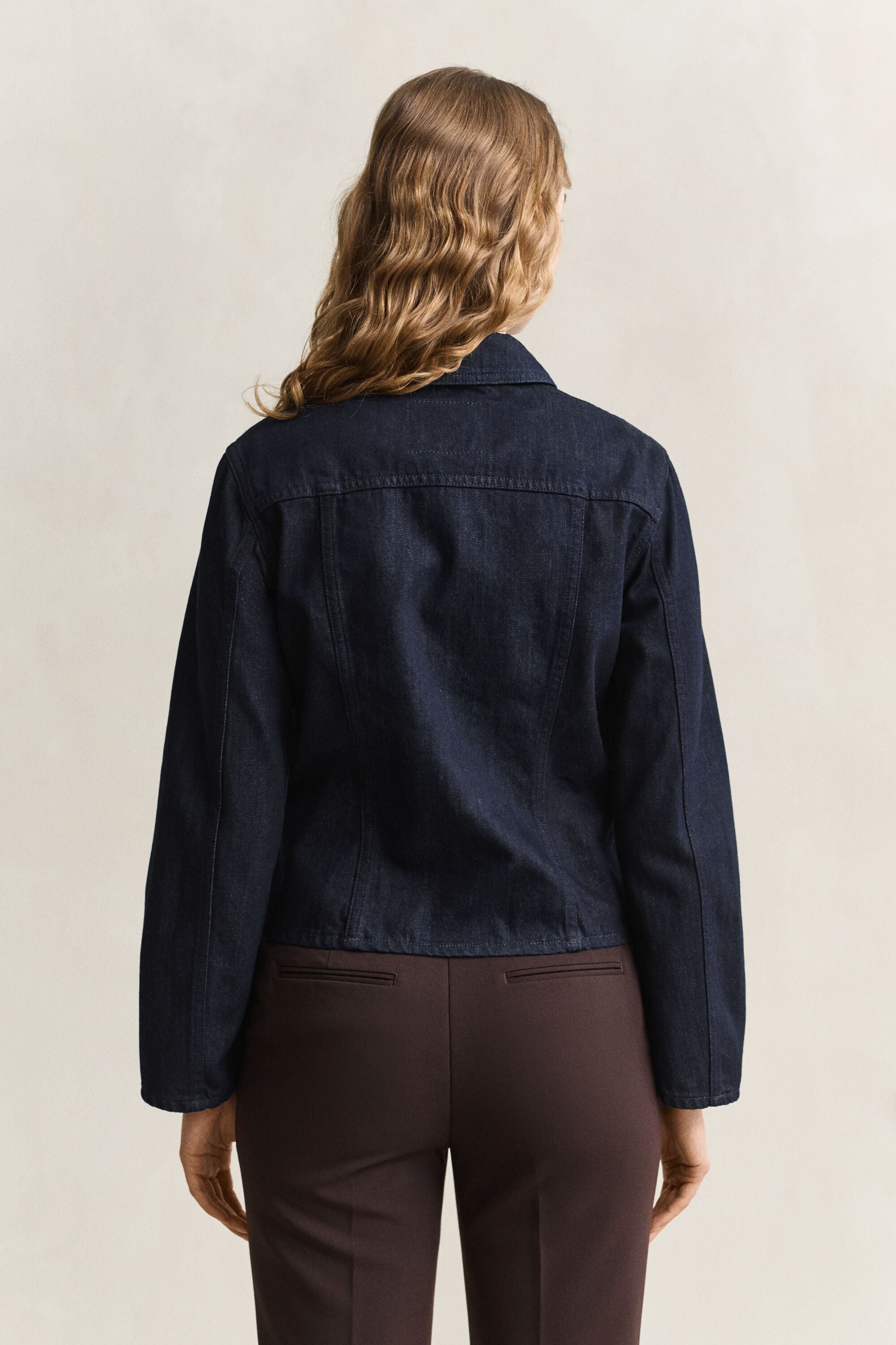 Tætsiddende denimjakke