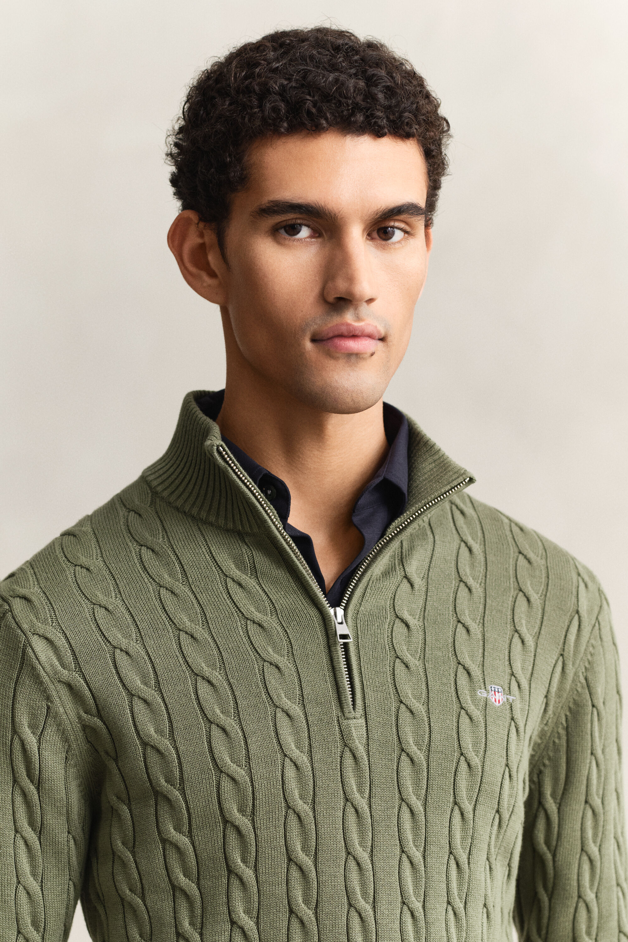 Kabelstrikket sweater af bomuld med halv lynlås