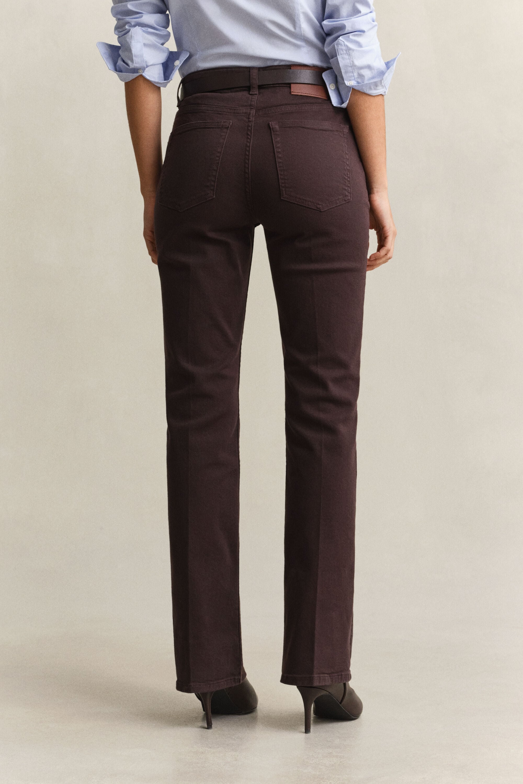 Slanke farvede jeans med svaj