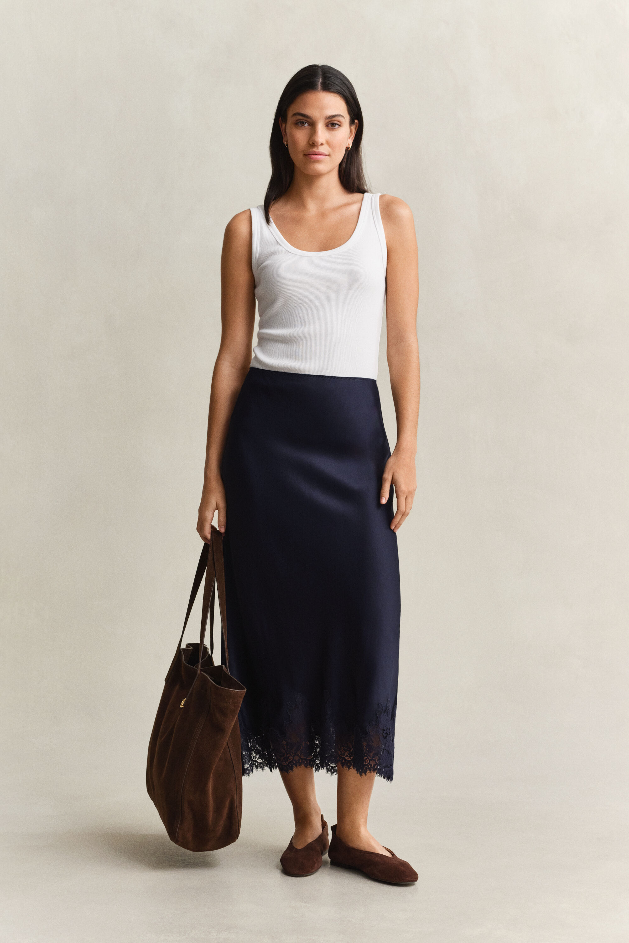 Midi-nederdel i satin med blonder