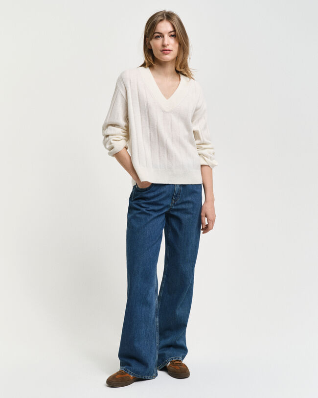 Sweater i uld med bred ribstrik og V-hals