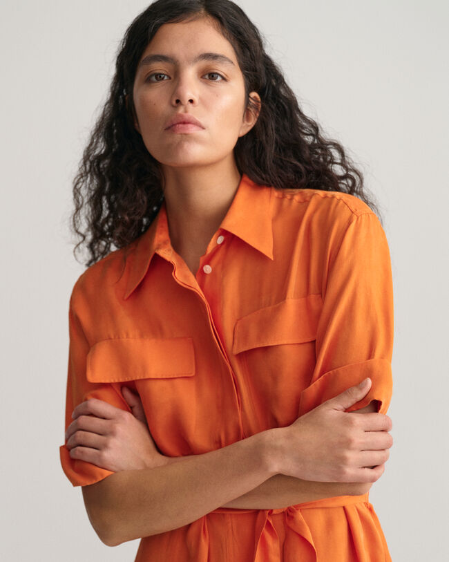 Skjortekjole med flaplommer og korte &aelig;rmer