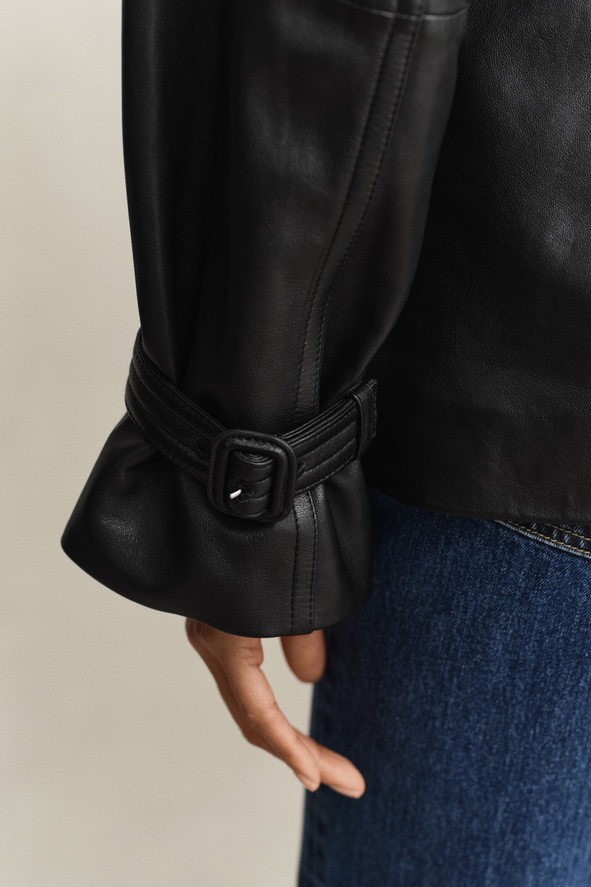 Kort trenchcoat i læder