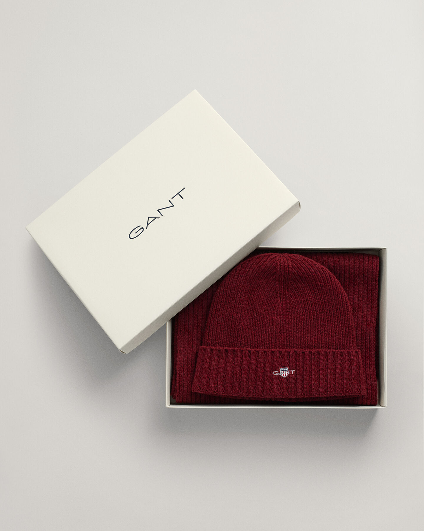 Gavesæt med Shield beanie og halstørklæde