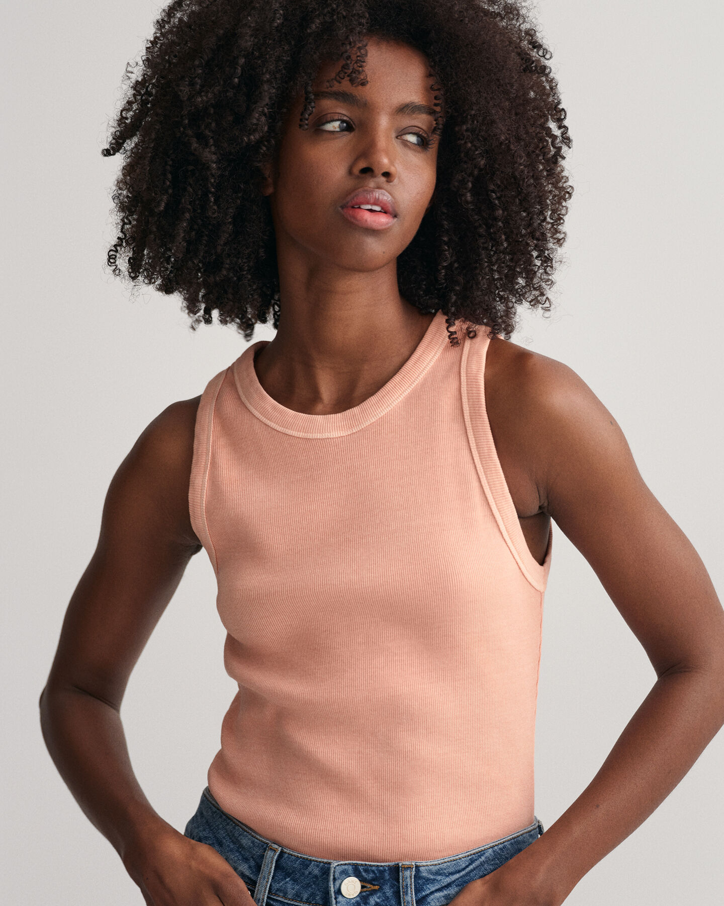 Sunfaded ribstrikket tank-top med høj hals