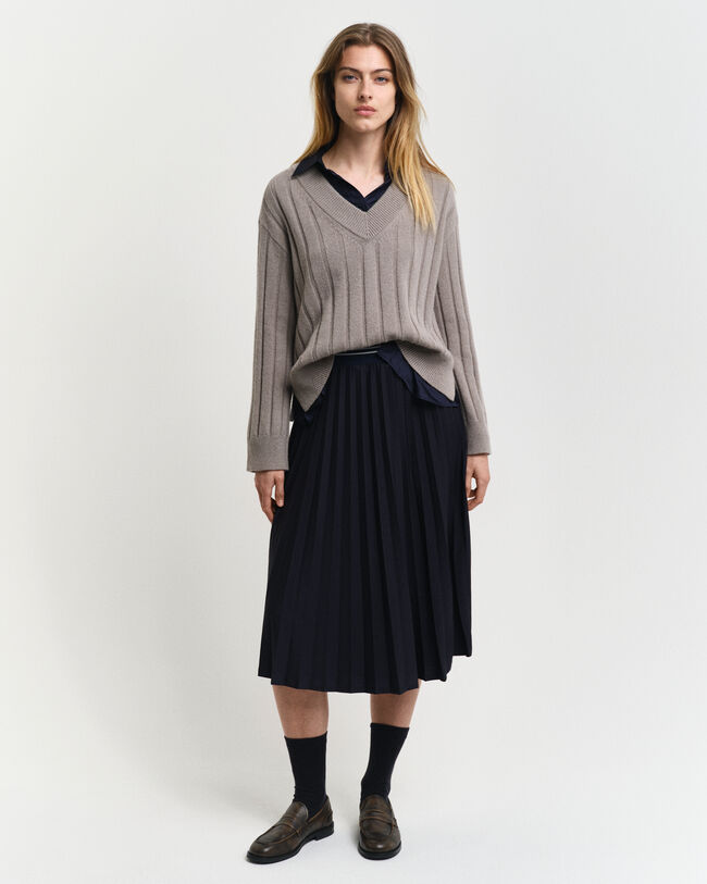 Sweater i uld med bred ribstrik og V-hals