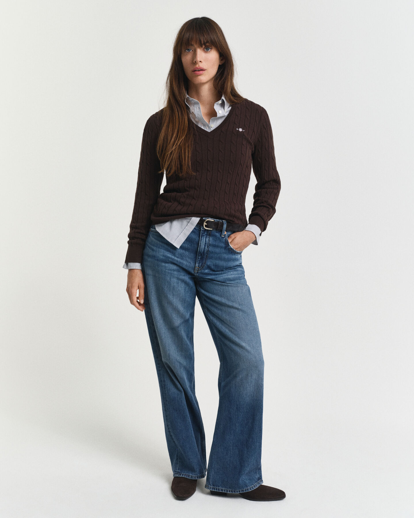 Kabelstrikket sweater af strækbomuld med V-hals