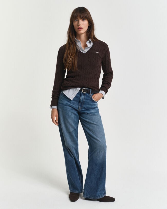 Kabelstrikket sweater af strækbomuld med V-hals