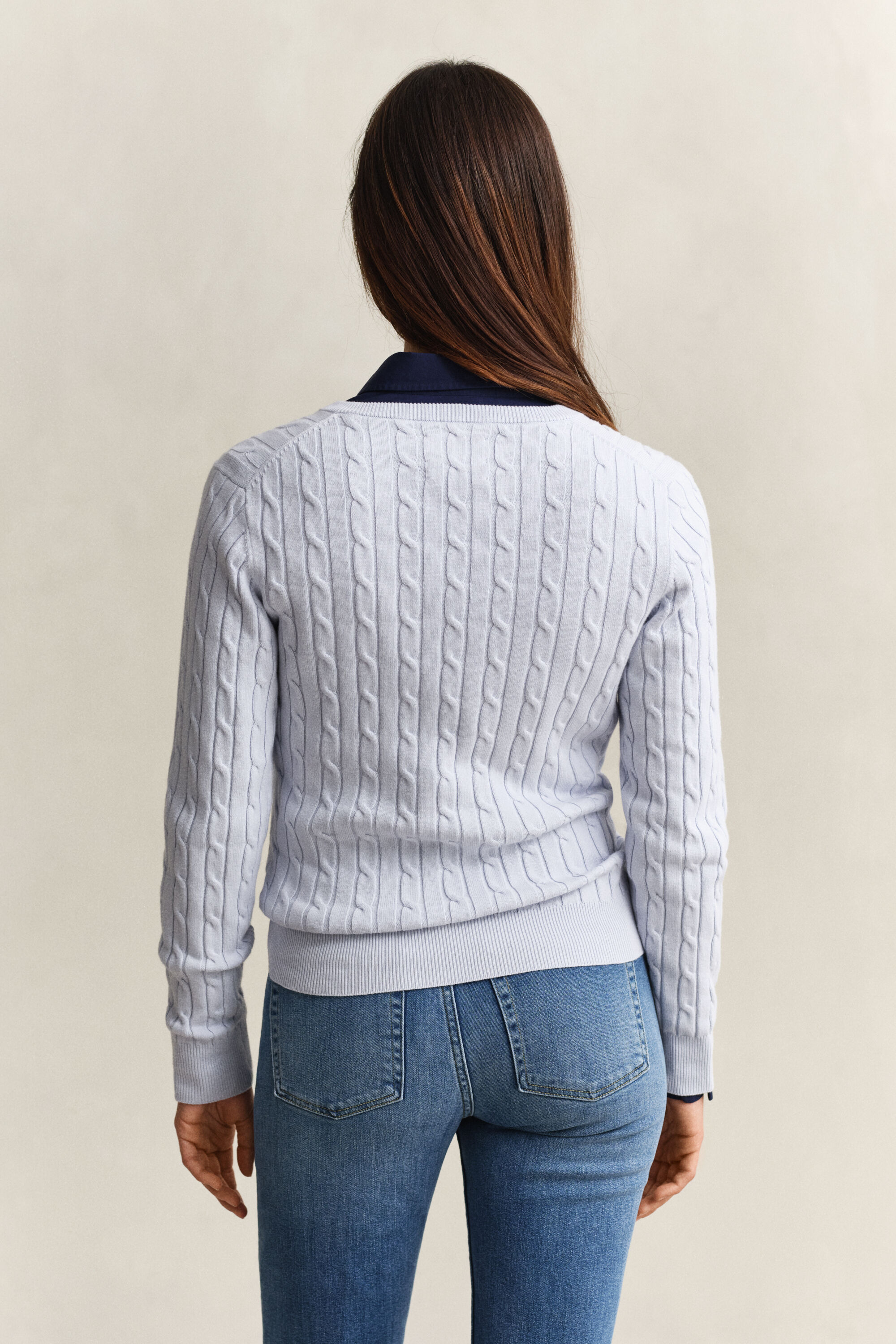 Kabelstrikket sweater med V-hals