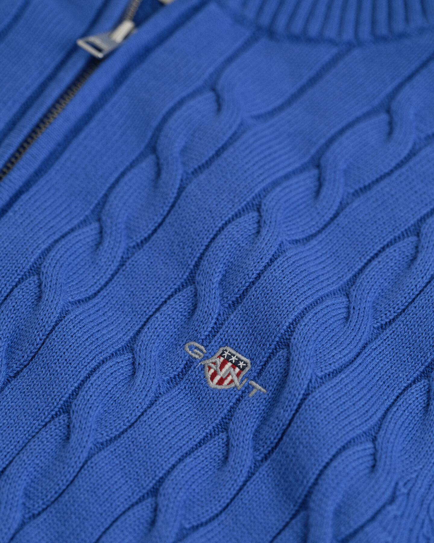 Kabelstrikket sweater af bomuld med halv lynlås