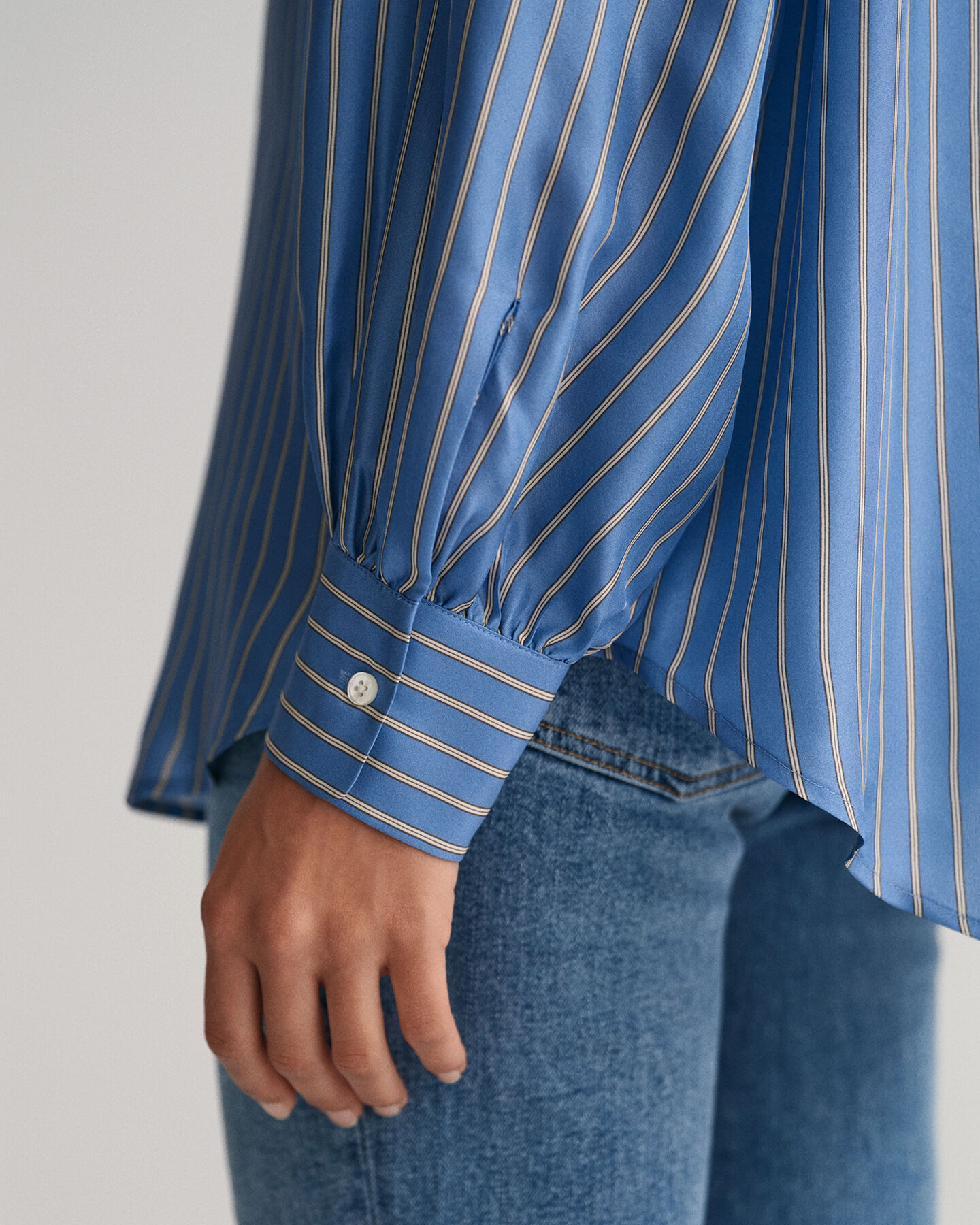 Silkebluse med striber og sløjfe