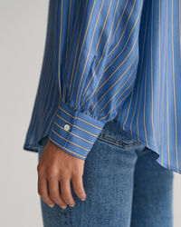 Silkebluse med striber og sløjfe