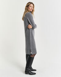 Kjole med rullekrave og strikdetaljer