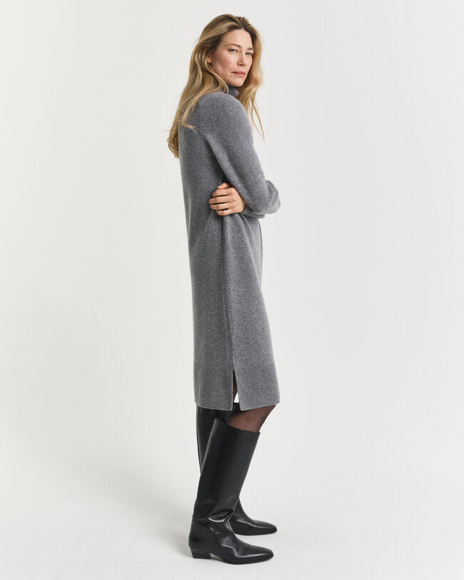 Kjole med rullekrave og strikdetaljer