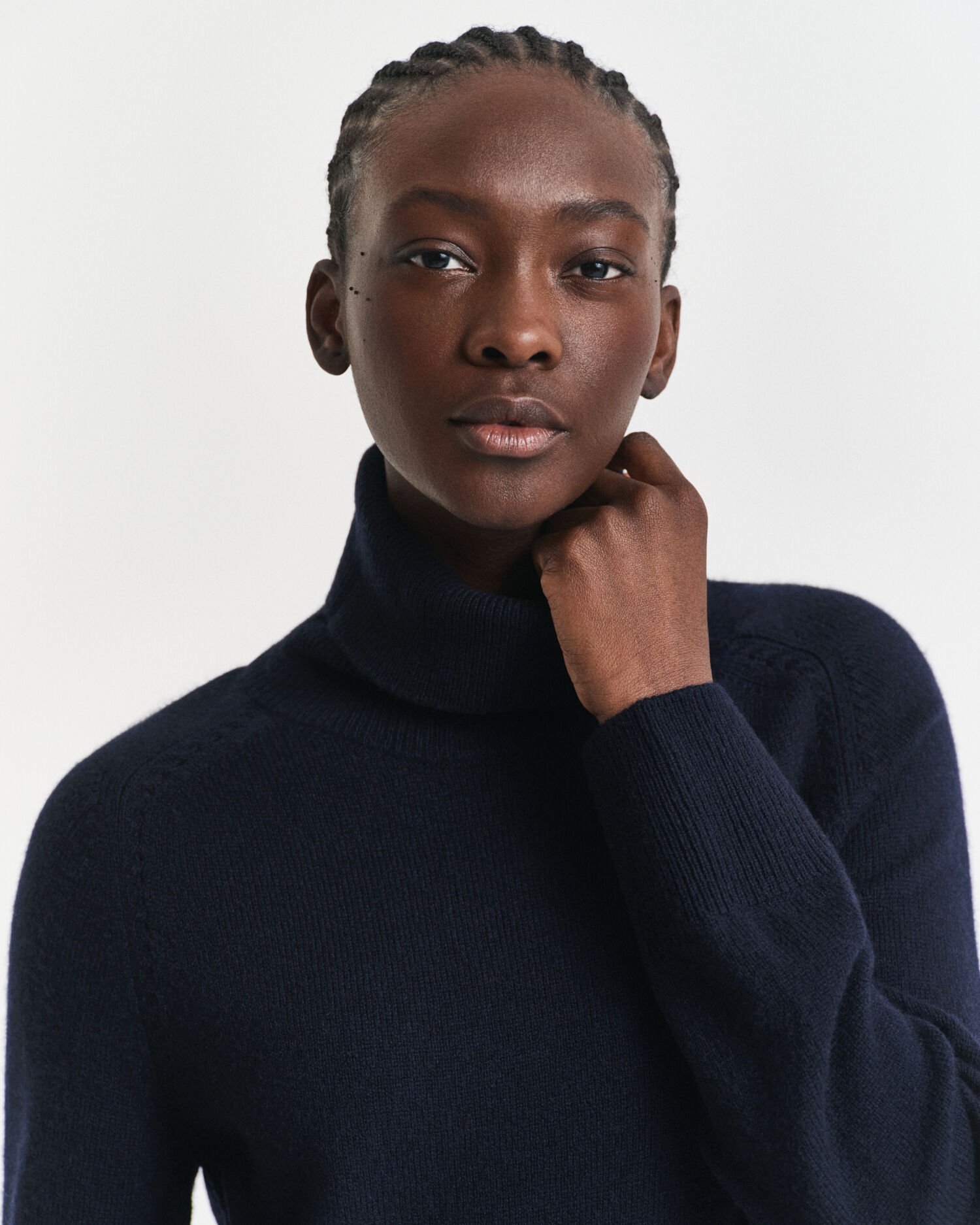 Kjole med rullekrave og strikdetaljer