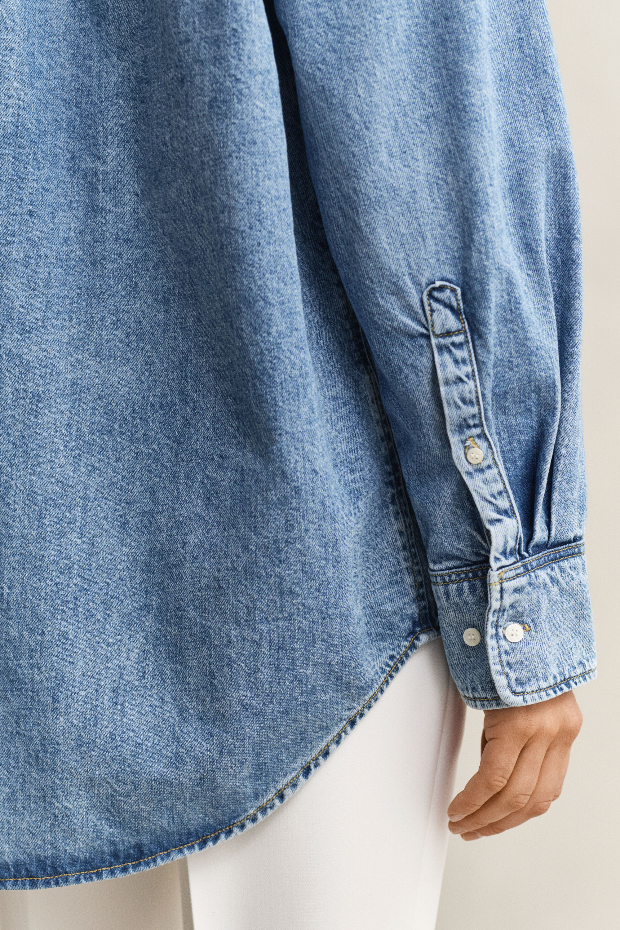 Broderet denim skjorte