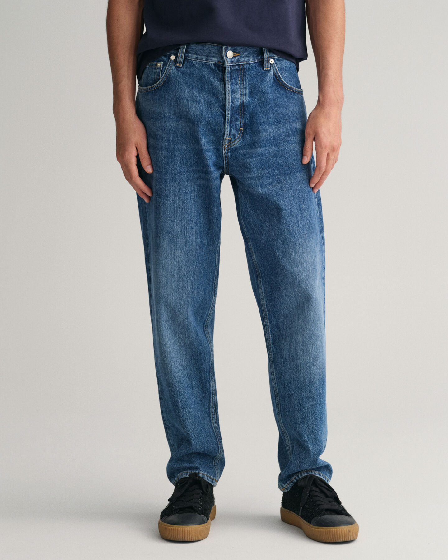 Relaxed fit tilspidsede jeans