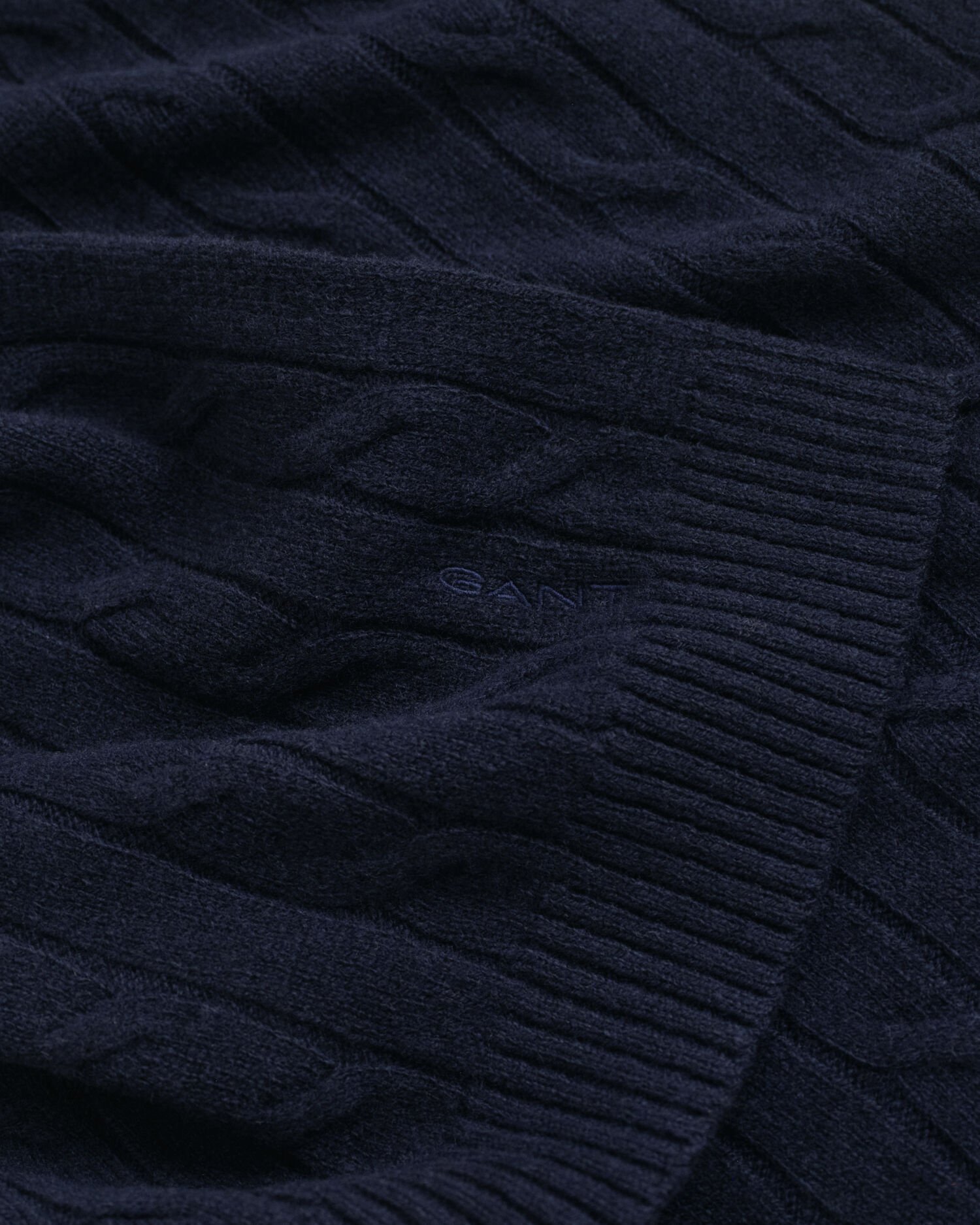 Kabelstrikket halstørklæde i uld