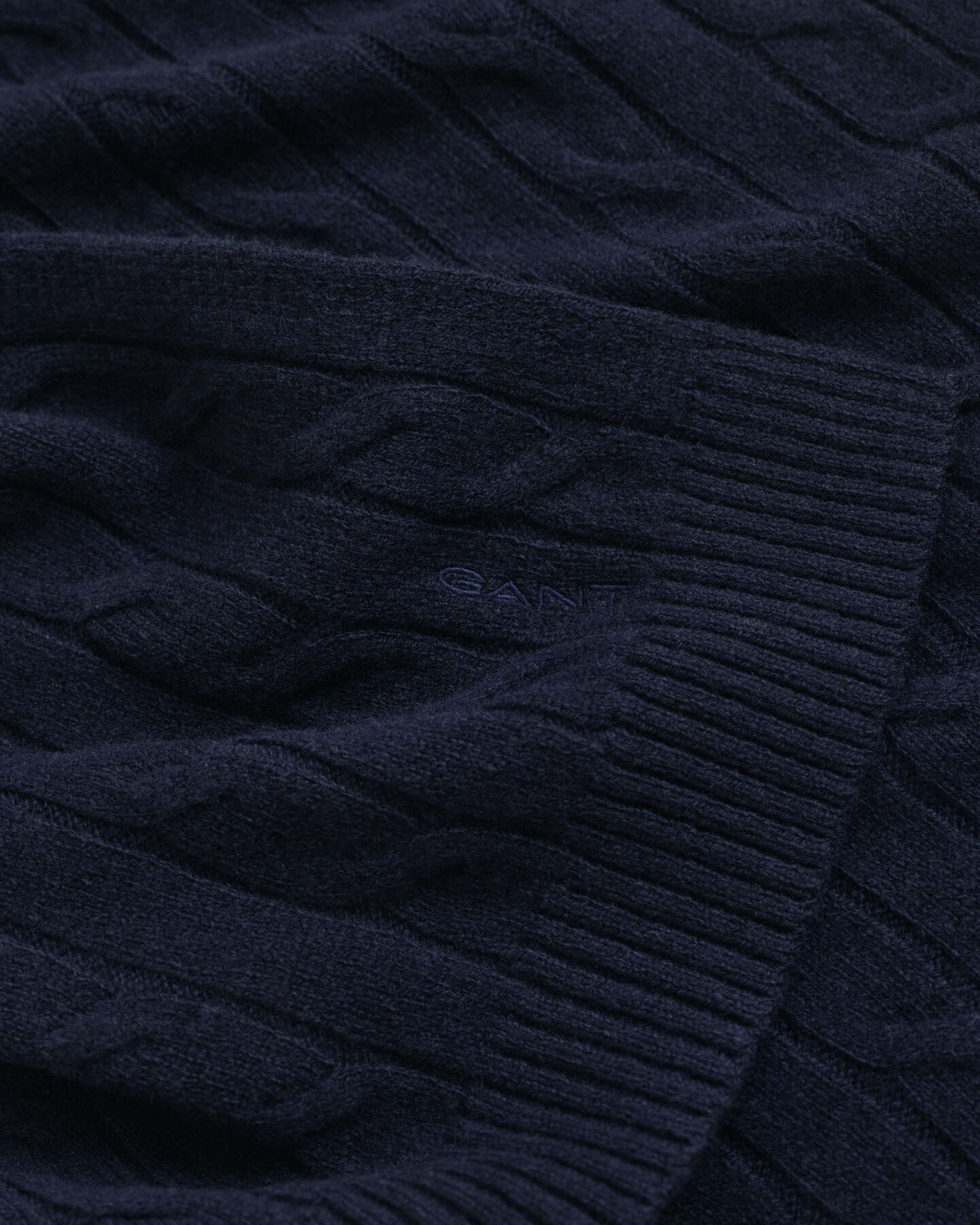 Kabelstrikket halstørklæde i uld