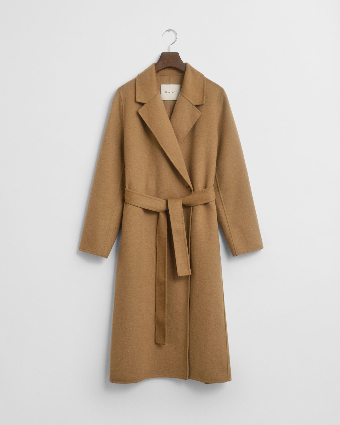 Håndsyet frakke med bælte