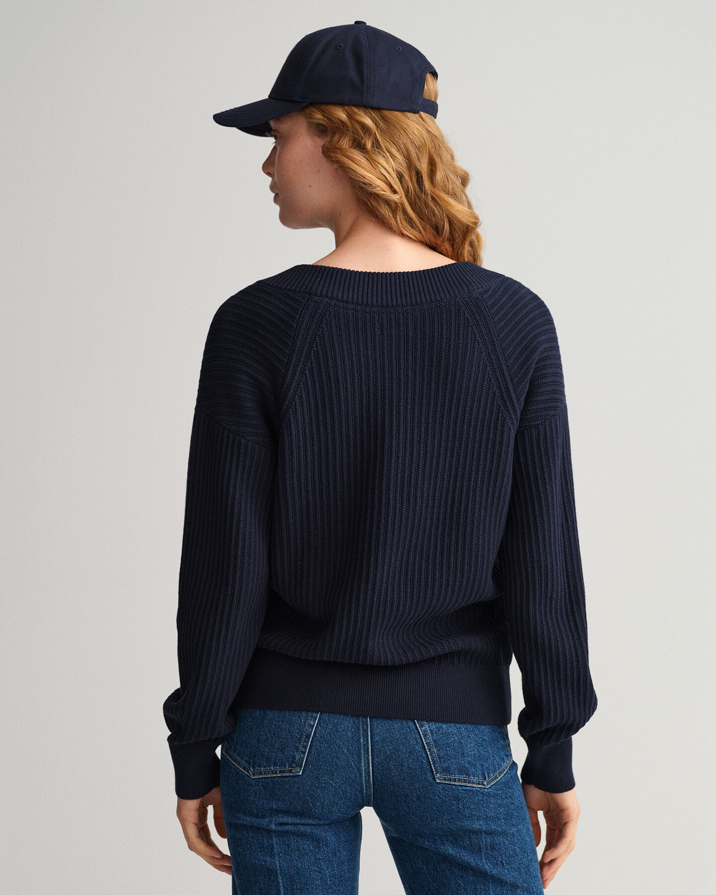 Ribstrikket sweater med V-hals i bomuld