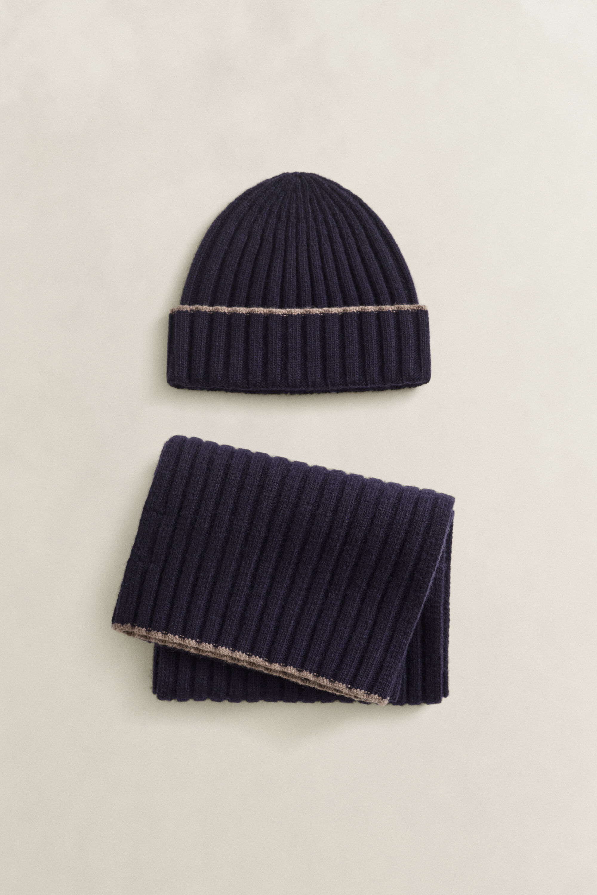 Gavesæt med stribet tørklæde og beanie