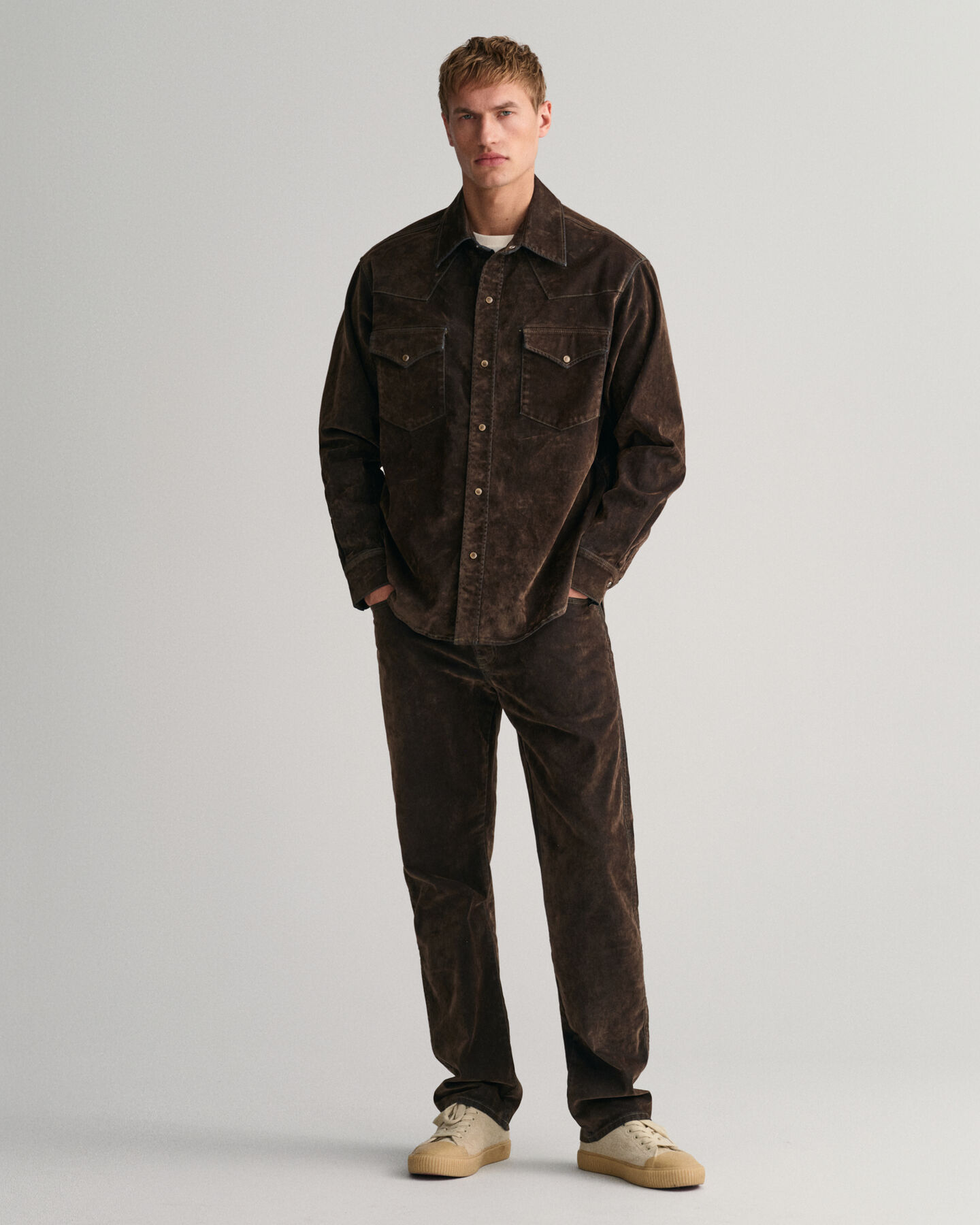 Relaxed fit jeans af velouriseret fl&oslash;jl