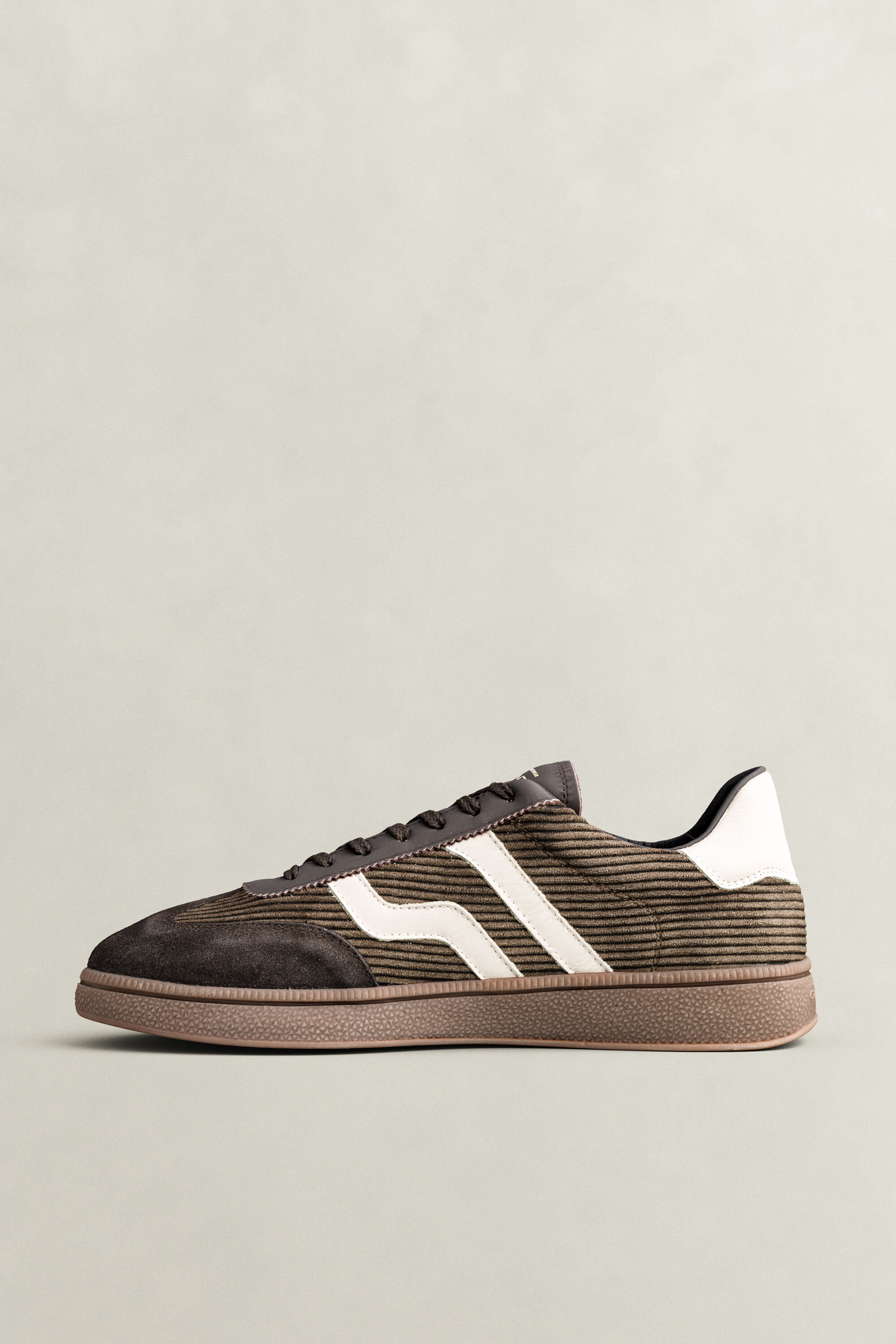 Cuzmo sneakers i jernbanefløjl