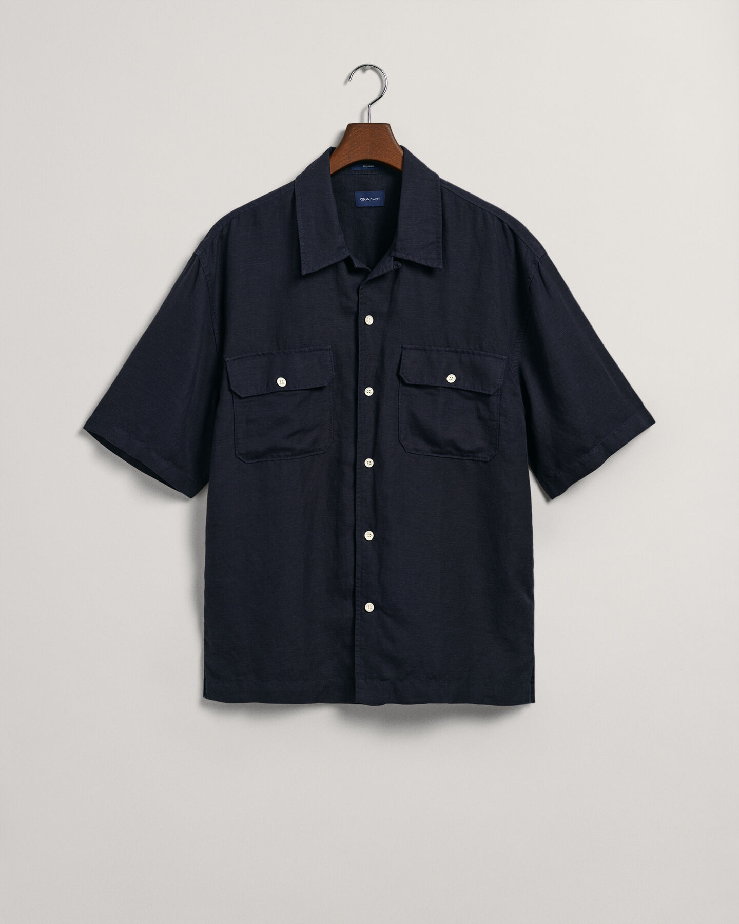 Relaxed fit skjorte af h&oslash;r og lyocell og korte &aelig;rmer