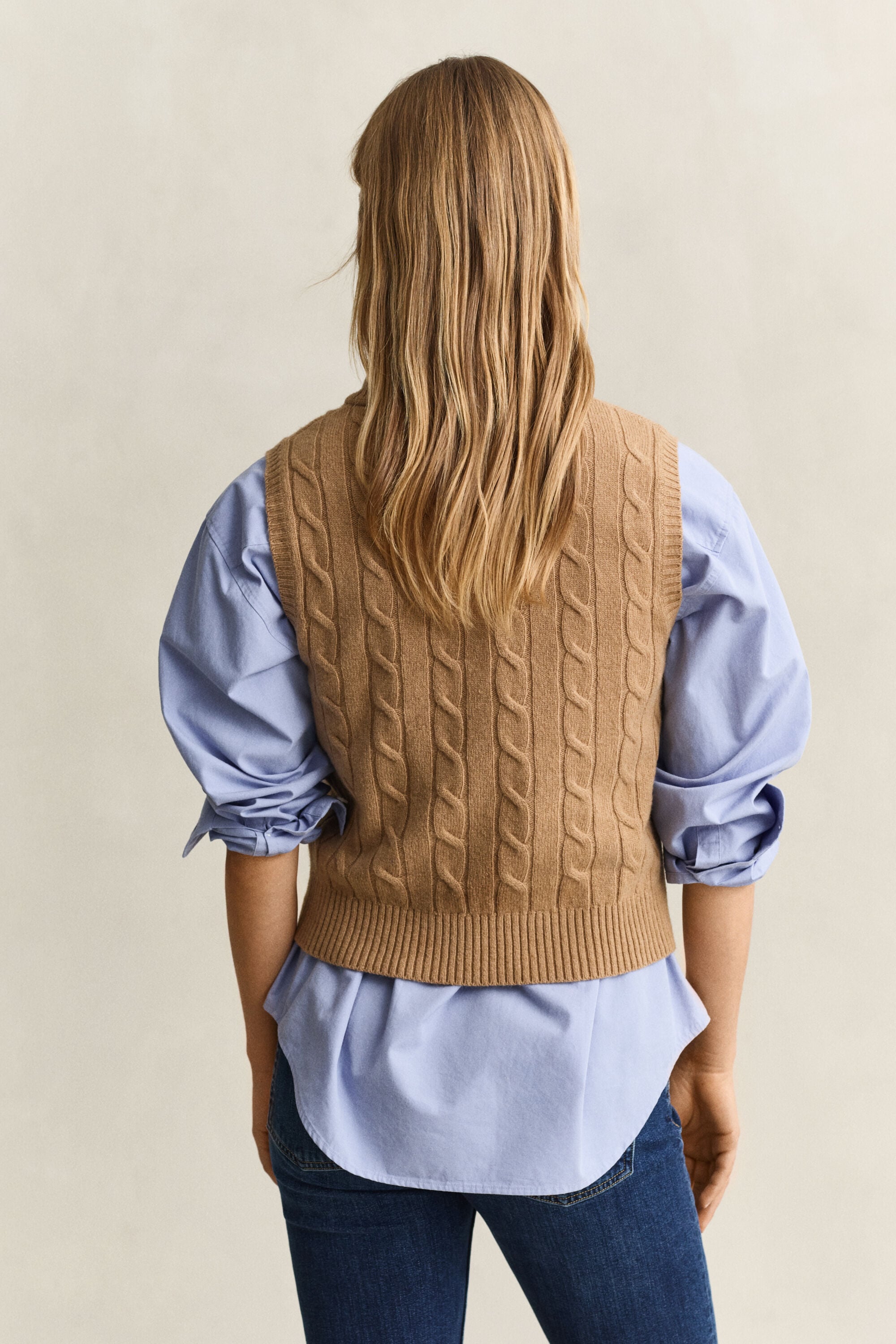 Vest af lammeuld med kabelstrik