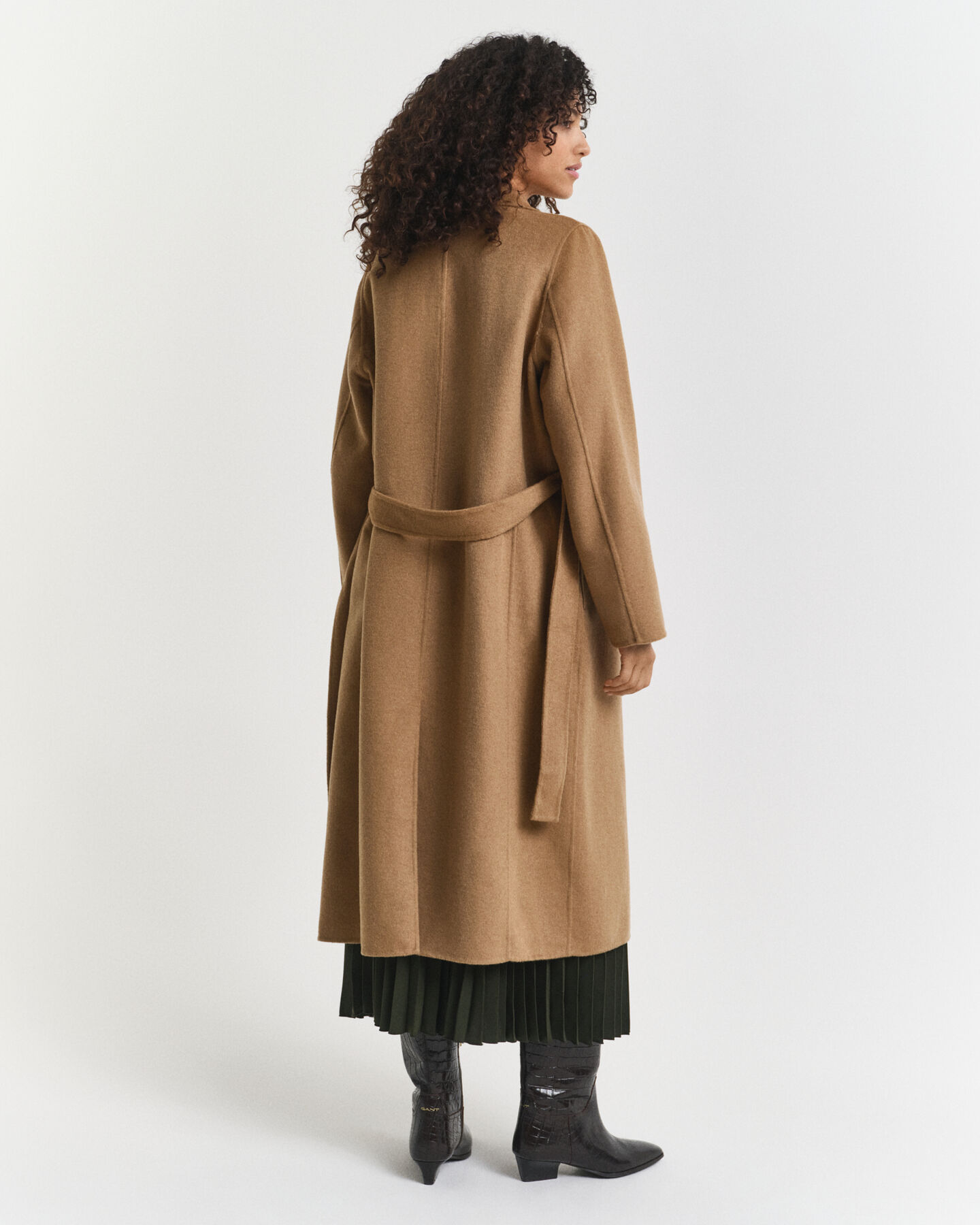 Håndsyet frakke med bælte