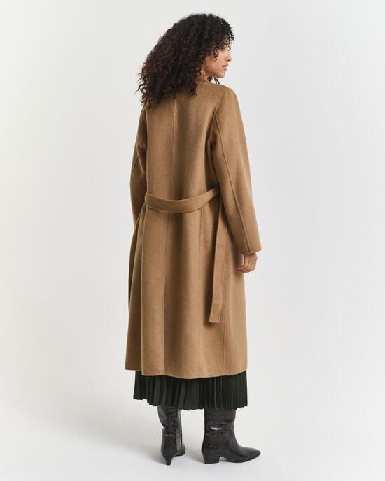 Håndsyet frakke med bælte