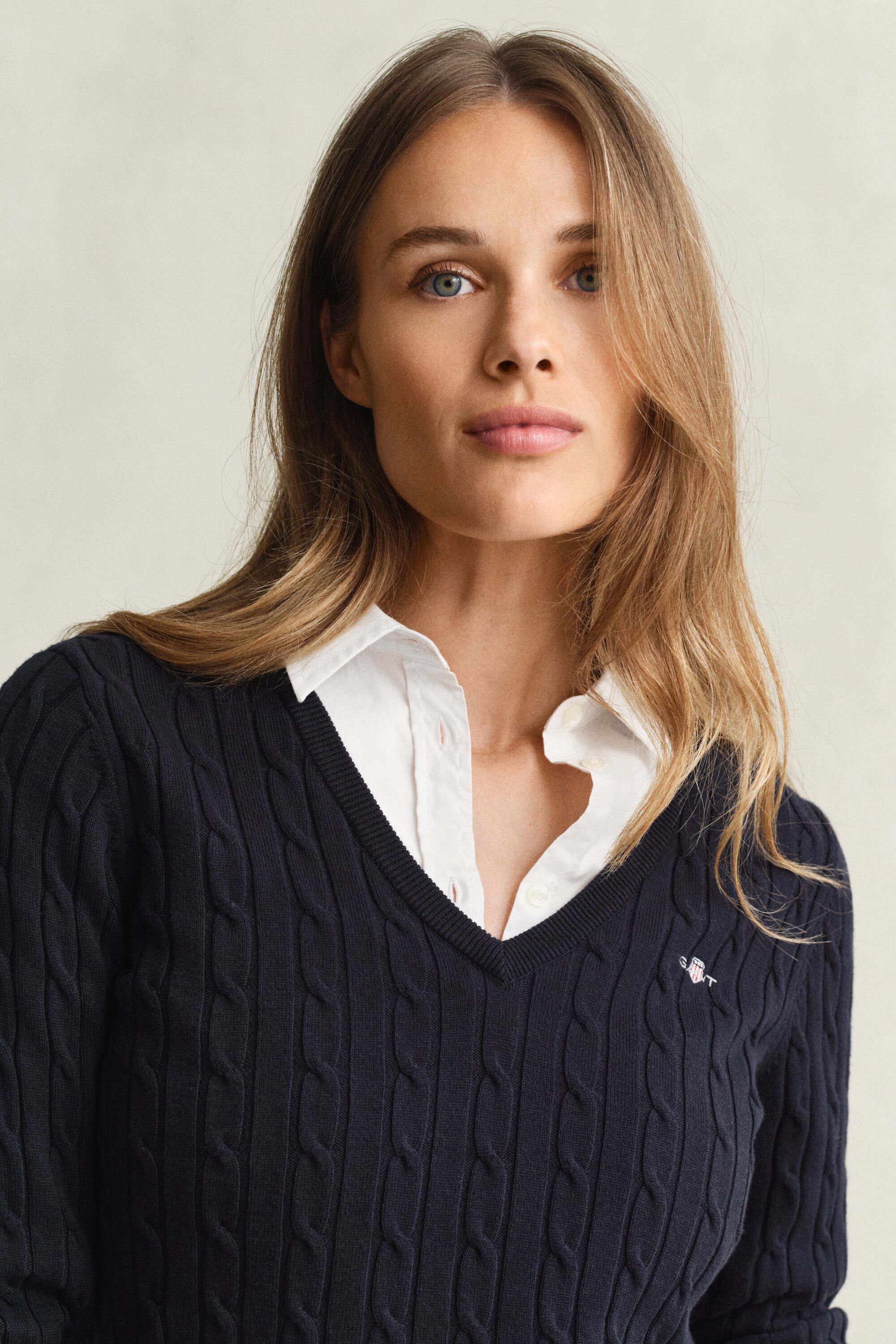 Kabelstrikket sweater med V-hals