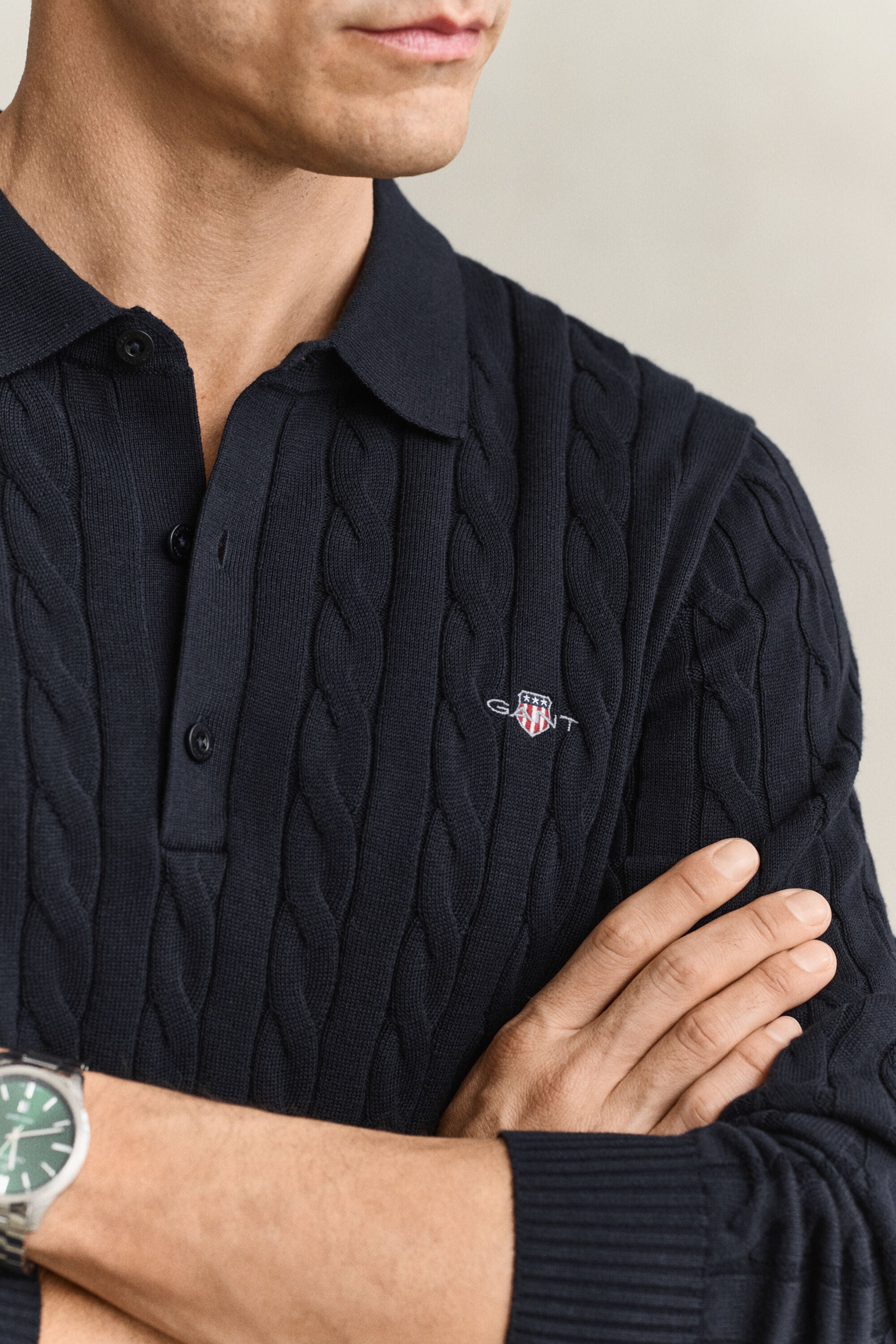 Polosweater i bomuld med kabelstrik