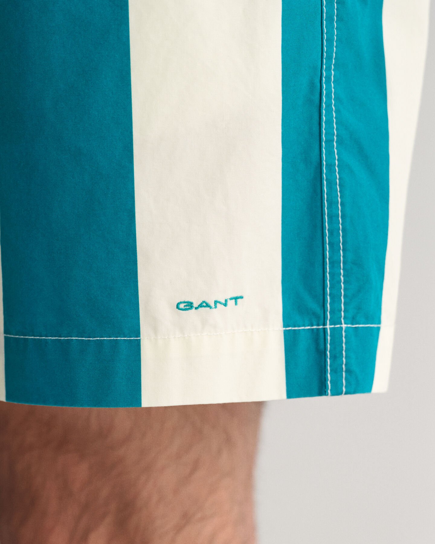 Stribede shorts med l&oslash;besnor