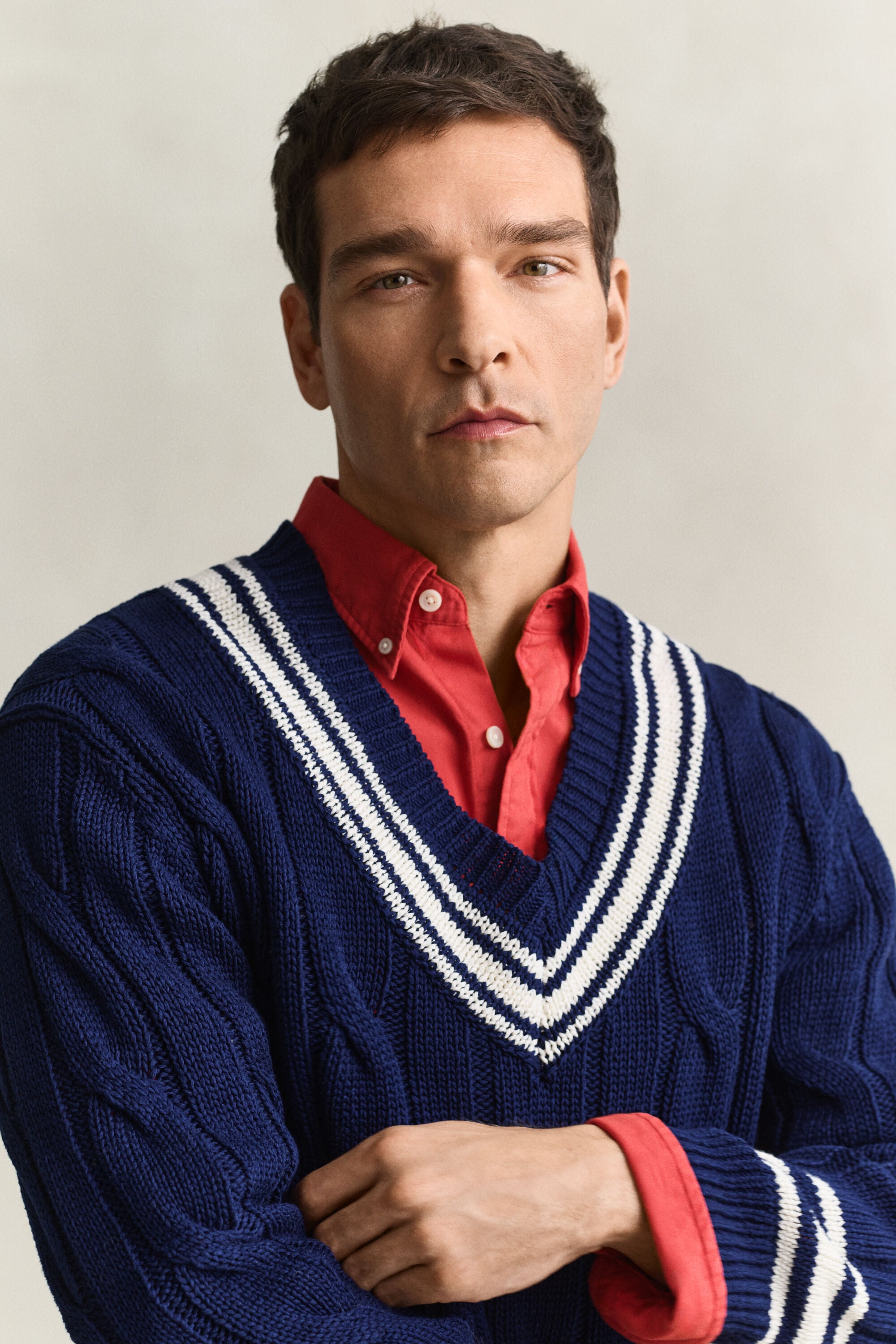 Kabelstrikket sweater med V-hals