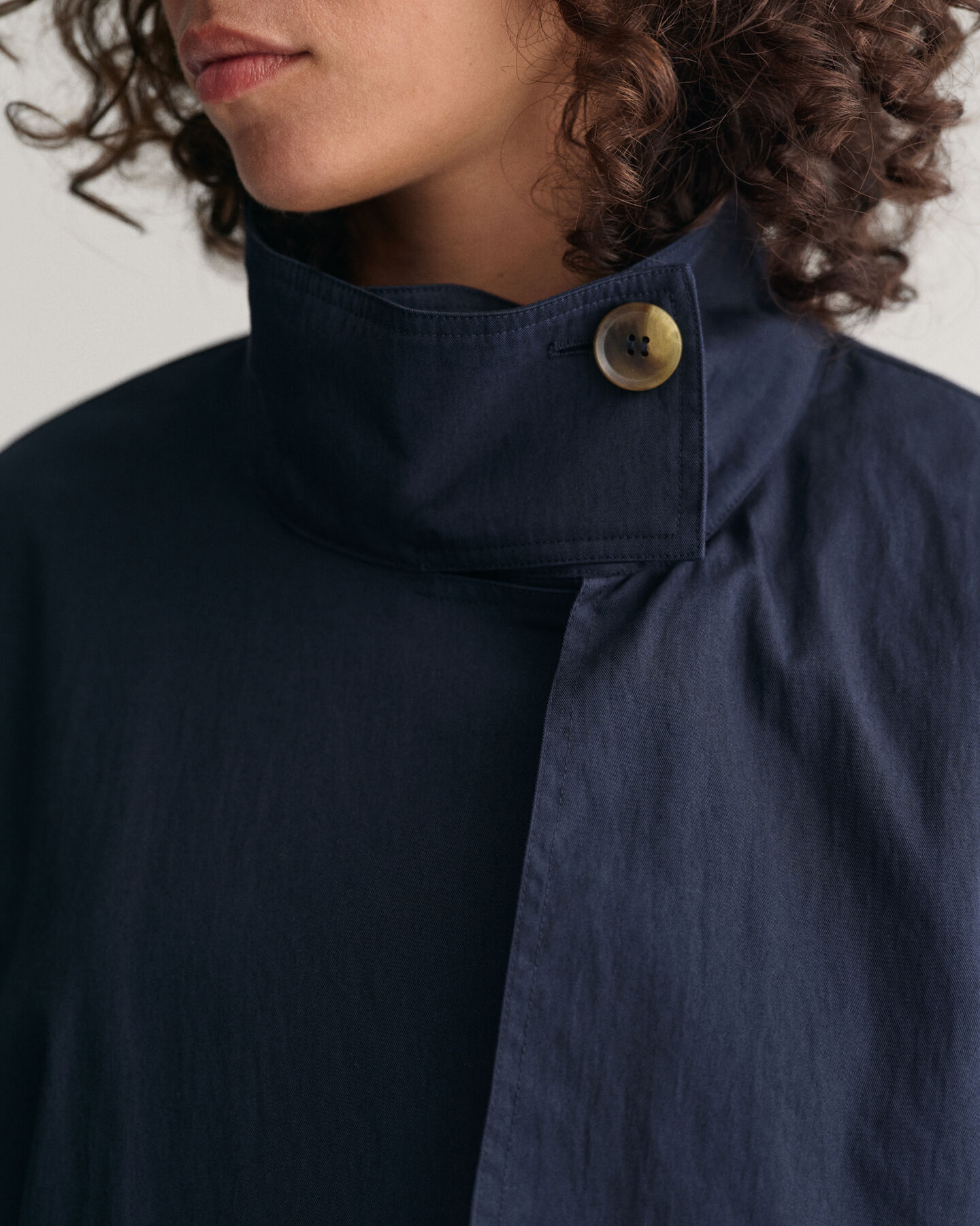 Trenchjakke i mellemlængde