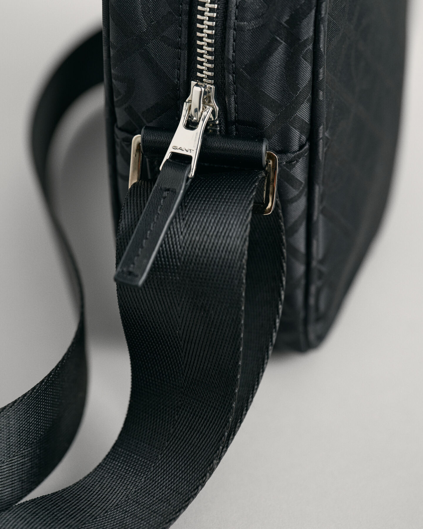 G Patterned crossbody-taske