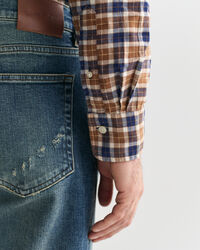 Regular fit ternet skjorte af let twill